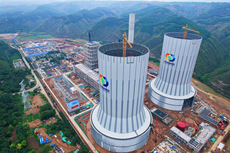 山東能源靈臺(tái)2×1000MW調(diào)峰煤電項(xiàng)目兩座鋼結(jié)構(gòu)間冷塔齊封金頂 山東能源靈臺(tái)2×1000MW調(diào)峰煤電項(xiàng)目兩座鋼結(jié)構(gòu)間冷塔齊封金頂